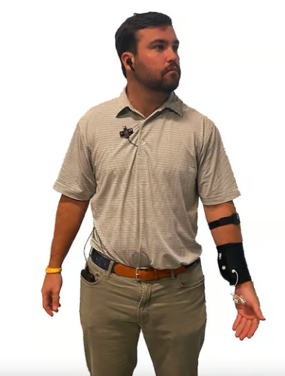 Bệnh nhân đeo hệ thống Bio Ware, gồm camera cỡ cúc áo, tai nghe và module điện tử đeo trên cổ tay